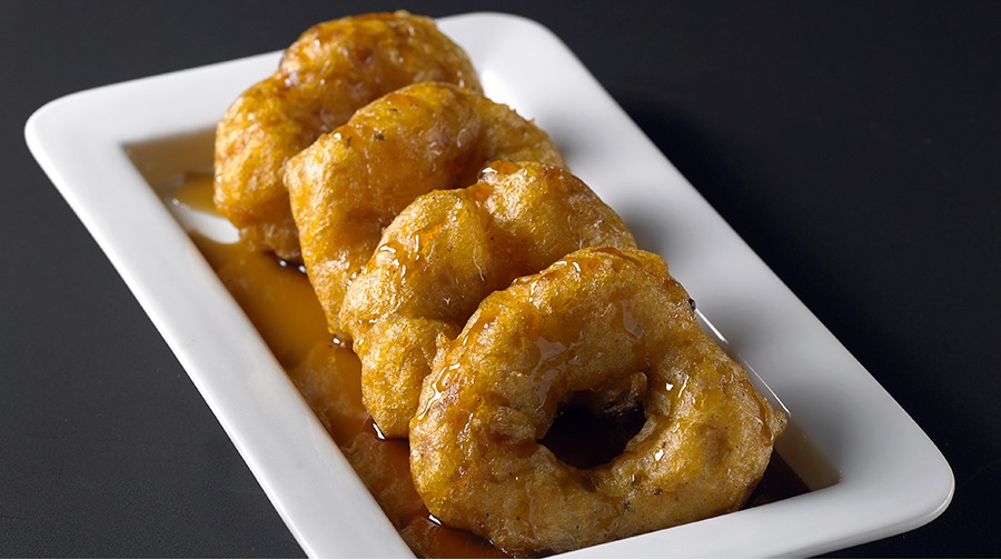 Picarones: delicias fritas bañadas en miel de caña, tradición peruana en cada bocado