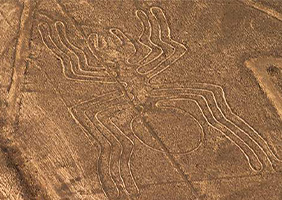 Líneas y geoglifos de Nasca vista desde la avioneta se observa su explendor